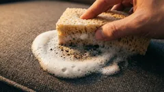 Stara kanapa wygląda jak nowa w zaledwie 15 minut — bez czyszczenia chemicznego