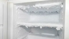Zamrażarka utknęła w lodowej pułapce? Rozwiązanie w ciągu kilku godzin!