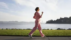 Chodzenie przestało być modne? Naukowcy odkryli jeszcze bardziej korzystny nawyk