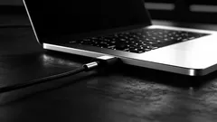 Na ile niebezpieczne jest pozostawianie laptopa stale podłączonego do ładowarki?