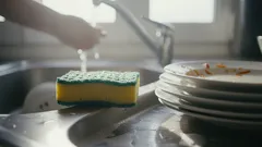 Dlaczego nie należy zostawiać naczyń w wodzie na noc — ukryte zagrożenie w Twojej kuchni