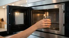 Po co wkładać szklankę wody do kuchenki mikrofalowej — prosta sztuczka, o której mało kto wie