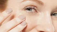 5 błędów, przez które skóra wokół oczu wygląda na zmęczoną, zwłaszcza u kobiet dbających o siebie