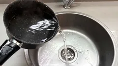 Wylałeś wrzątek do zlewu? Dowiedz się, jakie konsekwencje może to mieć dla Twoich rur