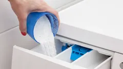 Do kosza na bieliznę czy prosto do bębna? Hydraulik zdradził zaskakujący sekret prania