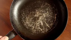 Nigdy nie rób tego z patelnią: błąd, który skraca jej żywotność o połowę