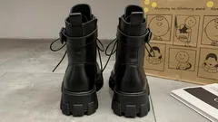 Po co służy pętelka z tyłu butów — i jak chroni ona Twoje stopy