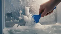 Zapomnij o długim rozmrażaniu: ta metoda usuwa lód w ciągu kilku minut