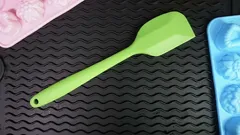 Dlaczego silikonową łopatkę wkłada się do zamrażarki — efekt, o którym mało kto wie