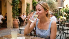 Dlaczego jedna szklanka wody gasi pragnienie, a druga nie: wyjaśniają eksperci