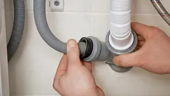 Bulgotanie w rurach podczas spuszczania wody: powód do niepokoju czy nic poważnego?