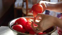 Zapomnij o wrzątku: skórka schodzi sama — bez wysiłku