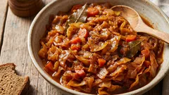 Jak przygotować naprawdę smaczną duszoną kapustę: wskazówki szefa kuchni