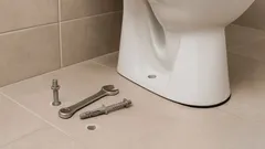 Dlaczego dokręcenie śrub nie pomaga: prosty sposób na wyeliminowanie luzu w muszli klozetowej