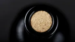 Ta sztuczka ratuje wieczór: jak otworzyć wino bez korkociągu w ciągu minuty